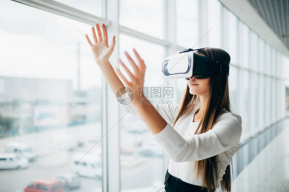 戴着虚拟现实眼镜的女商人图片