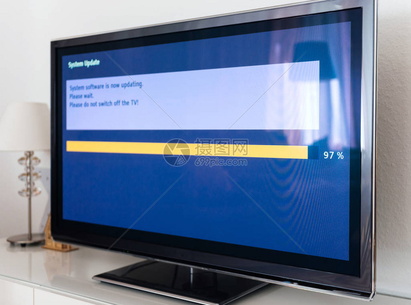 客厅现代电视机上的系统更新软件过程图片