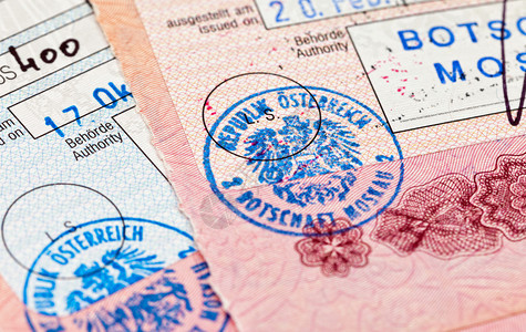 护照上的签证入境和出境印章背景图片