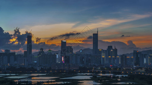 深圳市黄昏时的天线从图片