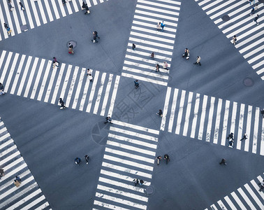 人行横道上的城市街道顶视图人群图片