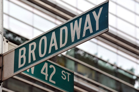 纽约市曼哈顿百老汇街和第42街拐角处的路牌图片