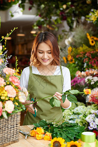 在商店工作的亚洲花店女人图片