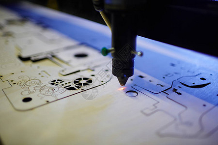 工厂车间木制部分的激光束割裂复合形状近距图片