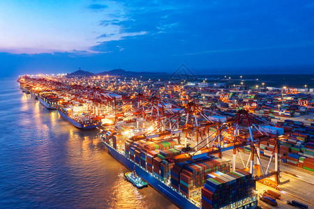 进出口业务和物流中的集装箱船用起重机将货物运送到港口国际图片