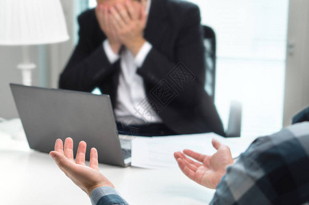 工作面试失败或商务人士在办公室打架商人在会议上用手捂住脸老板不想解雇员工糟糕的管图片