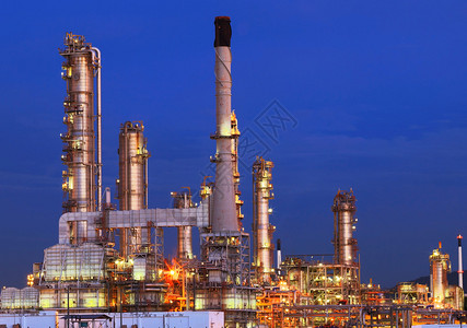 石化重工业园区炼油厂美丽灯光映衬蓝天下能源动力和化石燃料主题图片