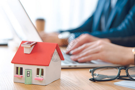 办公室房屋模型房屋保险概念对工作场所保险代理图片