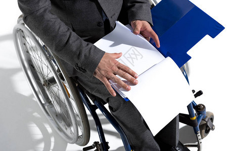 手持空白纸张的轮椅肢体残疾人商图片