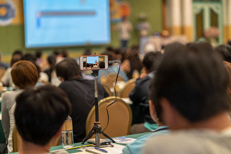 特写智能手机与观众一起直播亚洲演讲者图片