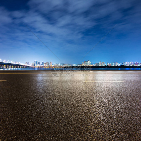 从河边空荡的路上看首尔的夜景图片