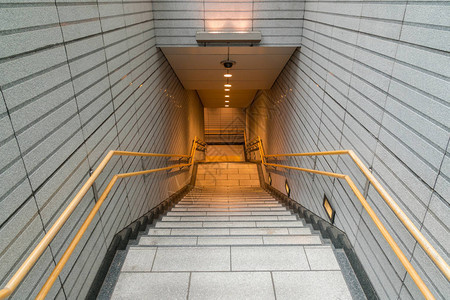 位于地下大厅或地铁下层的楼梯图片