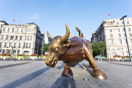 上海现代城市街道上的铜牛雕像图片