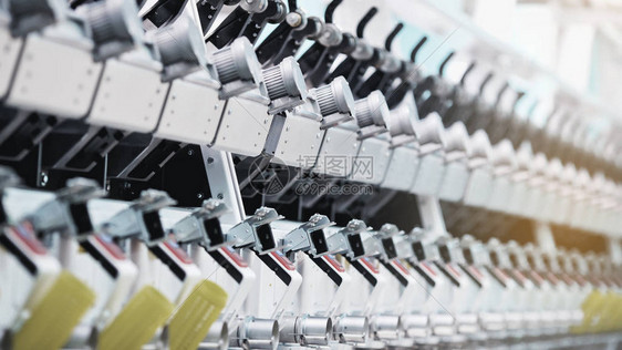 纺织厂制造螺纹的工厂成排的纱线制造自动化机器图片