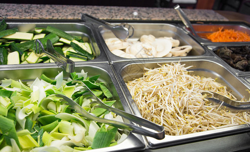 亚洲餐厅的竹笋和豆芽自助餐图片
