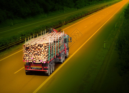 高速公路上的伐木车背景图片