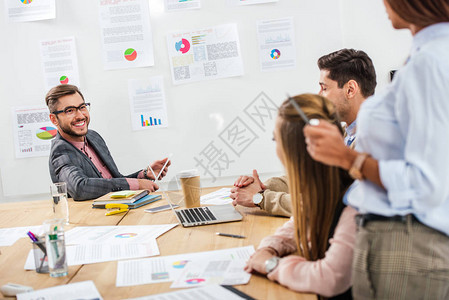 多元文化的营销经理团队在办公室图片