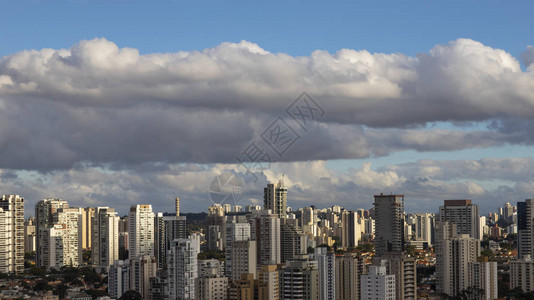 大城市的大型建筑和美丽的阳光明媚的天空巴西图片