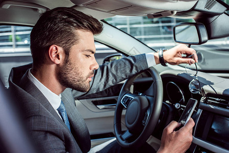 驾驶汽车时使用智能手机的图片