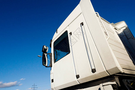 从白色货运重型卡车下方看蓝天晴朗从图片