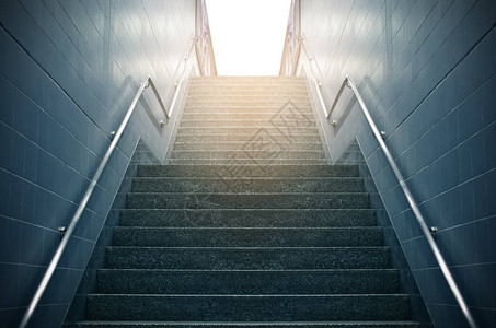 地铁站楼梯与金属栏杆概念成功图片