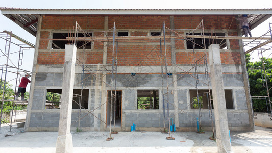 用建筑工人用脚手架钢建造住宅建筑房背景图片