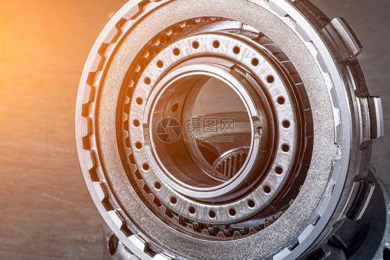 汽车变速箱的特写镜头用于行星变速的金属闪亮齿轮从冶金工业制造的金属零图片