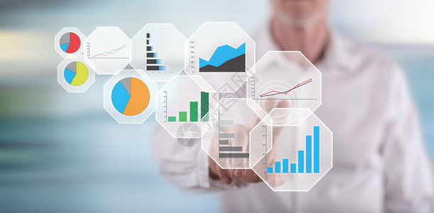 男人用手指触摸屏幕上的图形分析概背景图片