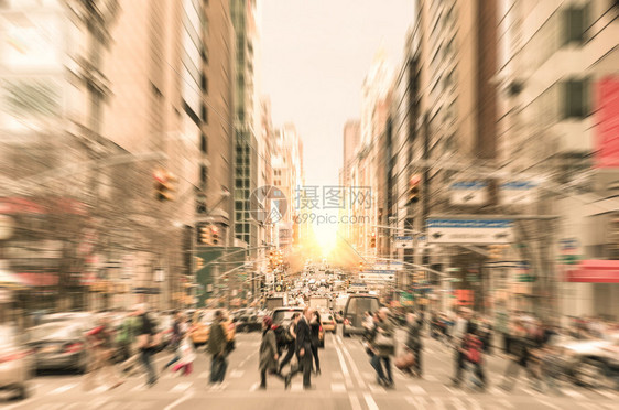 纽约市日落前在曼哈顿市中心麦迪逊大道上街道上的人在美国商业区高峰时间行走于斑马交叉路图片