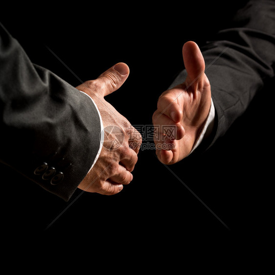 两个商人的手在商务握手中伸出手图片