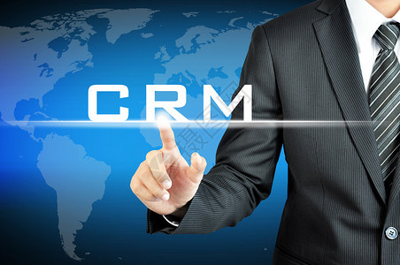 指出虚拟屏幕上的CRM客户关系管理签名的商人info图片