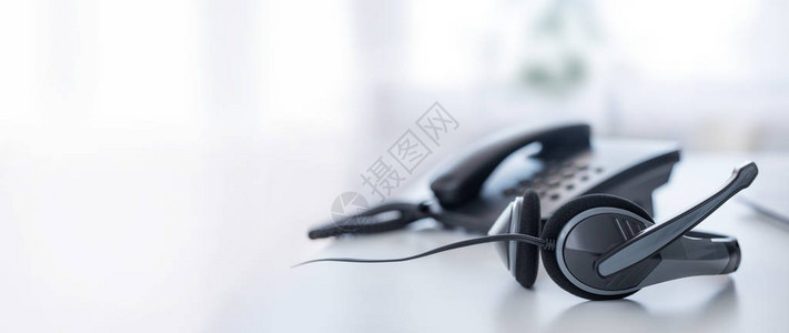 通信支持呼叫中心和客户服务台膝上型计算机键盘上的图片