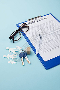 保险表格笔纸切家庭以及蓝线隔背景图片