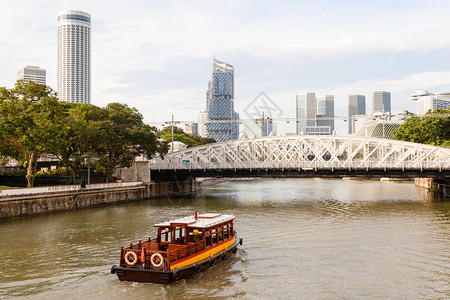 一艘乘船游上新加坡河的船图片