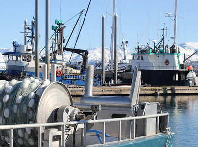 近距离靠近一艘渔船的后背港口里有一条鱼网和背景中的图片