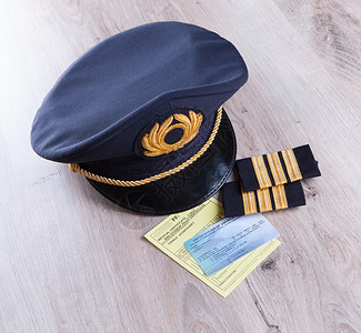 带肩章和飞行员证书的专业航空公司飞行员帽所有个人数图片