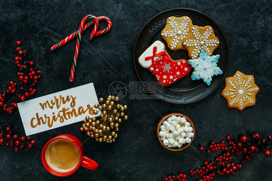黑桌牌上自制圣诞节姜饼和贺图片