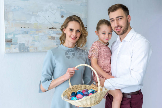 家庭庆祝复活节把彩图片