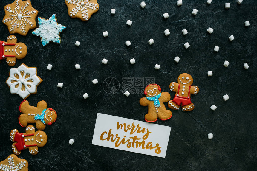 黑桌牌上自制姜饼棉花糖和圣诞快乐贺图片
