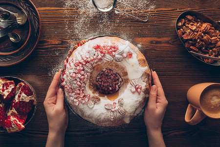 女手握传统土制圣诞节蛋糕图片