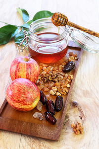 苹果胡桃干果和蜂蜜图片