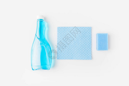 蓝色瓶子和清洗海绵的背景图片