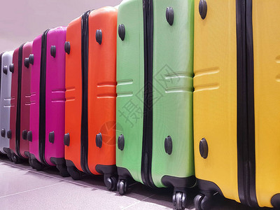 许多彩的手提箱等待在国际机场背景图片