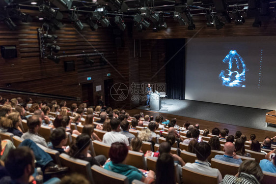 演讲者在科学会议上发表演讲会议厅的观众商图片