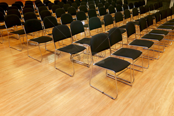 现代会议厅里一排的椅子图片