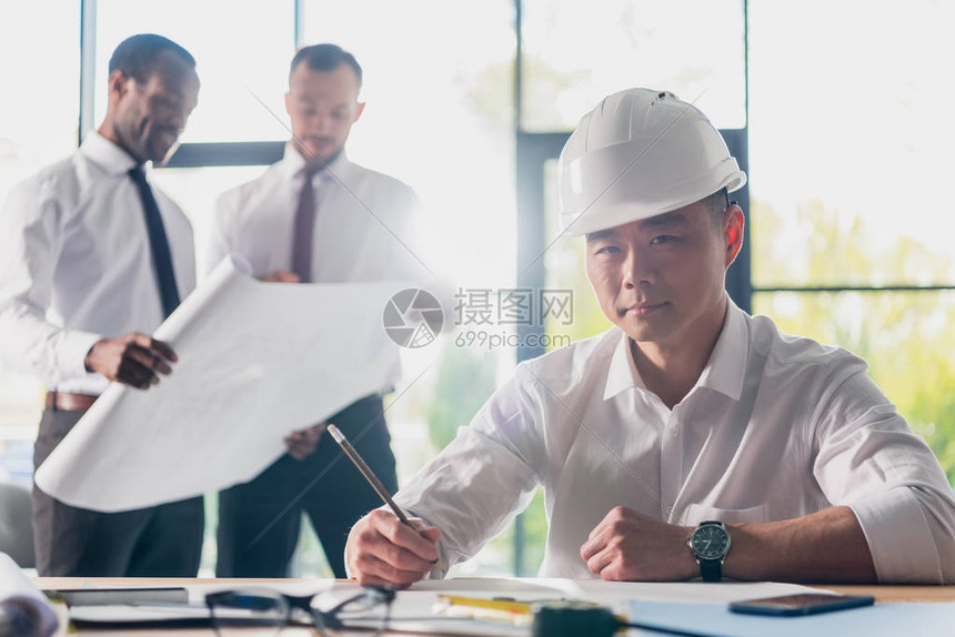 在现代办公室工作的正装专业建高清图片下载-正版图片502598278-摄图网