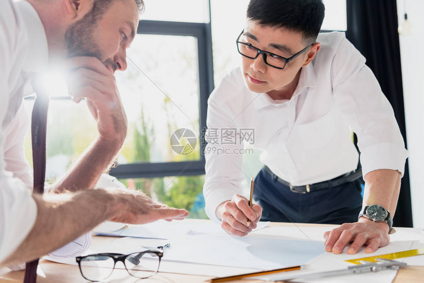 在现代办公室工作的正装专业建高清图片下载-正版图片502598586-摄图网