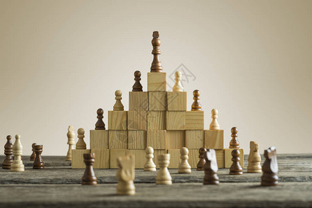 象棋片站在木块金字塔的金字塔上图片