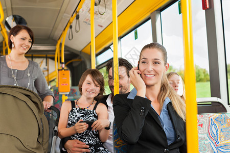 公共汽车上的乘客通勤者带婴儿车图片