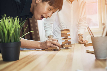 妇女和团队合作用空木立方体制作金字塔以循序渐进的经营理念背景图片